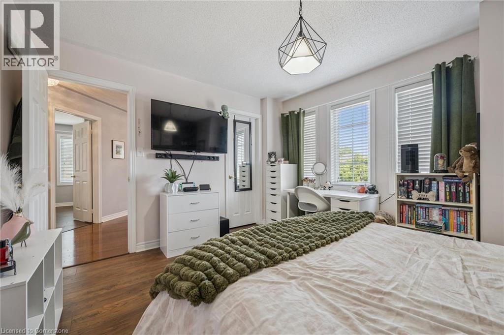 Photo 7 of 14 Joywill Court, Brampton ON