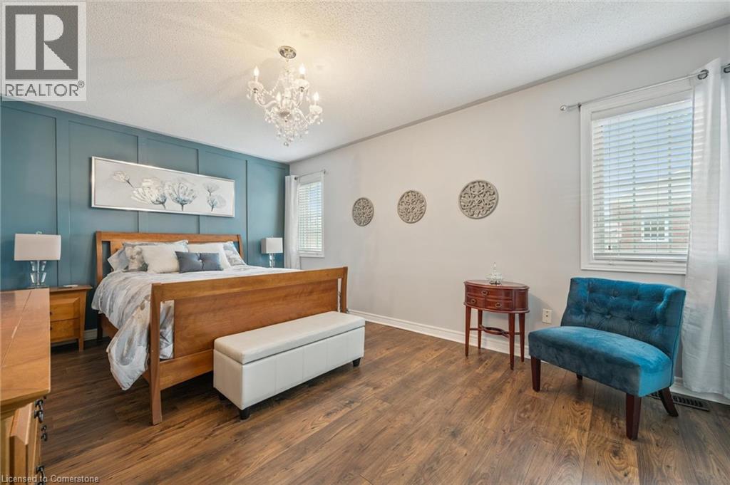 Photo 4 of 14 Joywill Court, Brampton ON