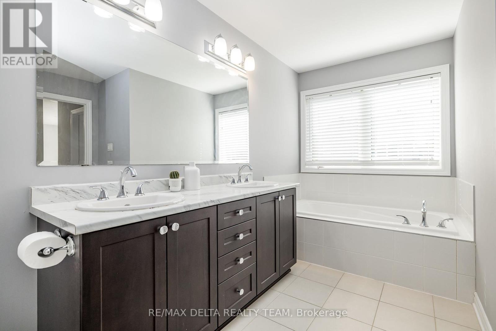 Photo 15 of 218 Enclave Walk, Ottawa ON