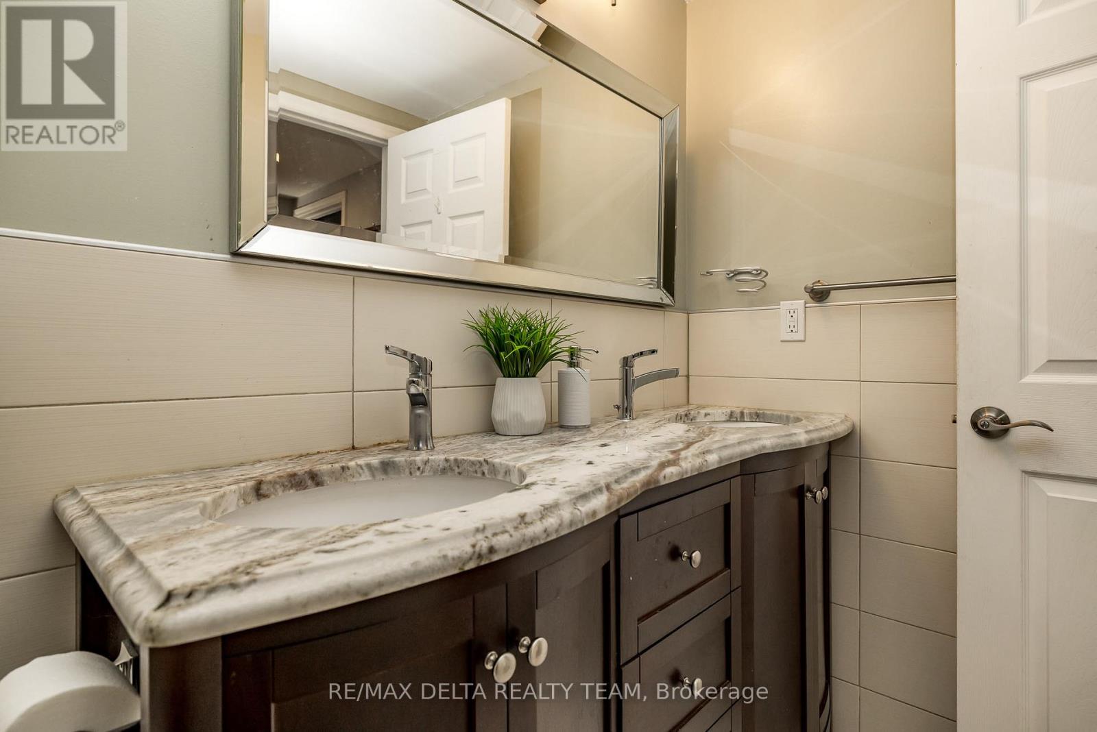 Photo 24 of 218 Enclave Walk, Ottawa ON
