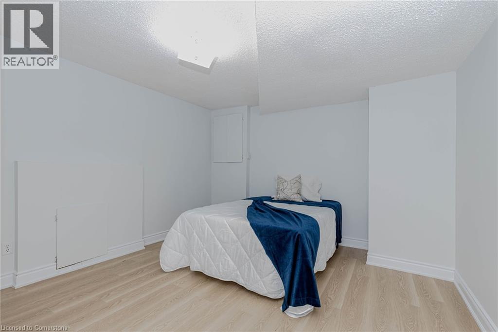 Photo 11 of 152 Blackfoot Trail, Mississauga ON
