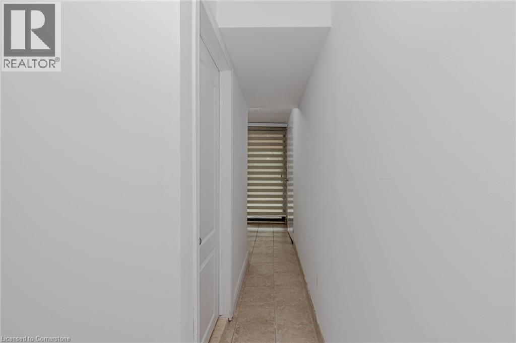 Photo 9 of 152 Blackfoot Trail, Mississauga ON