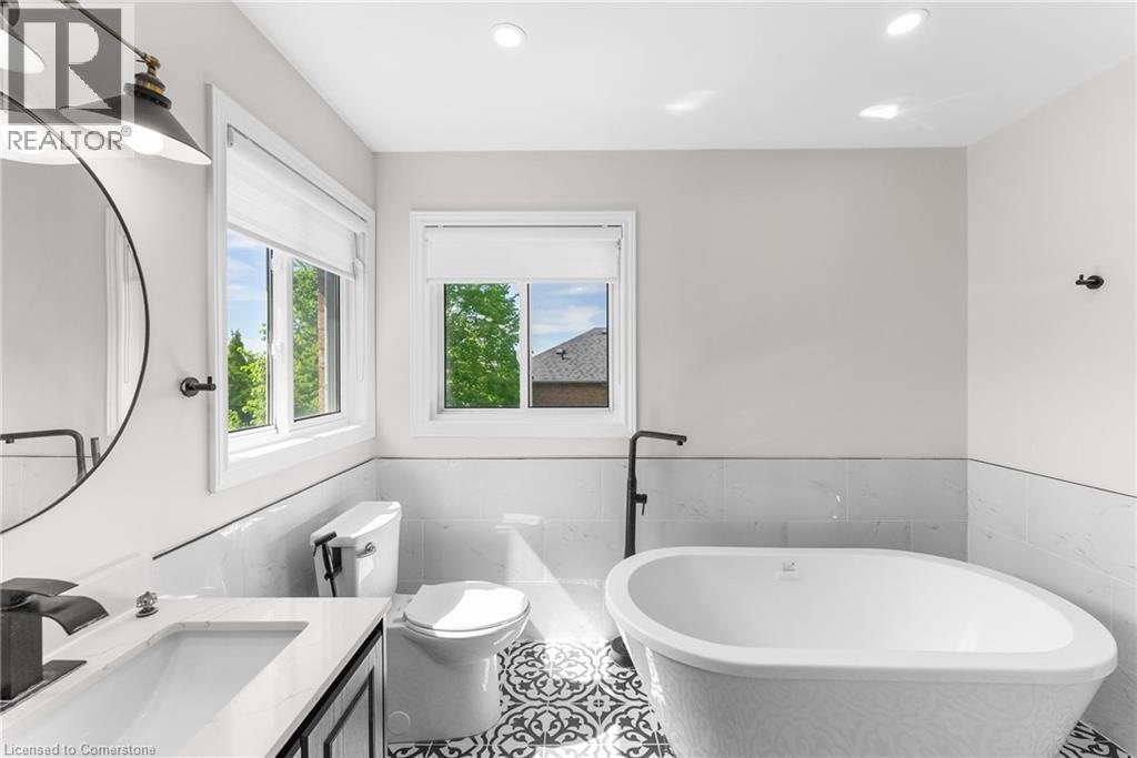 Photo 24 of 60 Crimson Ridge Road, Barrie ON
