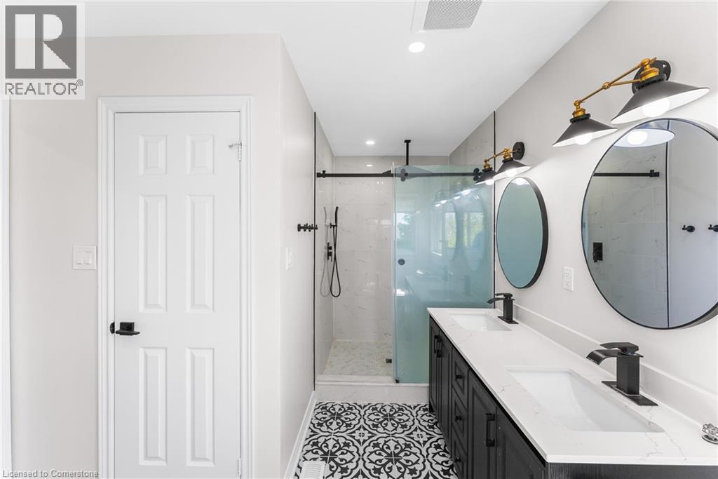 Photo 25 of 60 Crimson Ridge Road, Barrie ON
