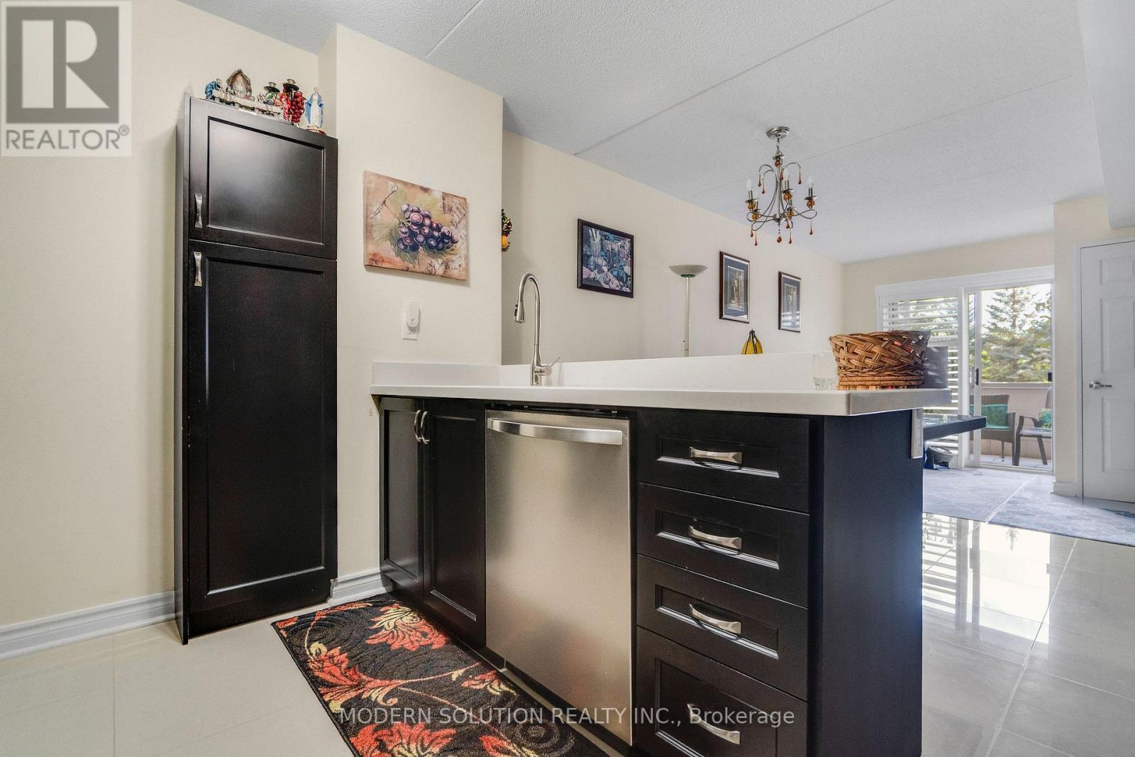 Photo 10 of 102 250 Pine Grove Drive, Vaughan ON
