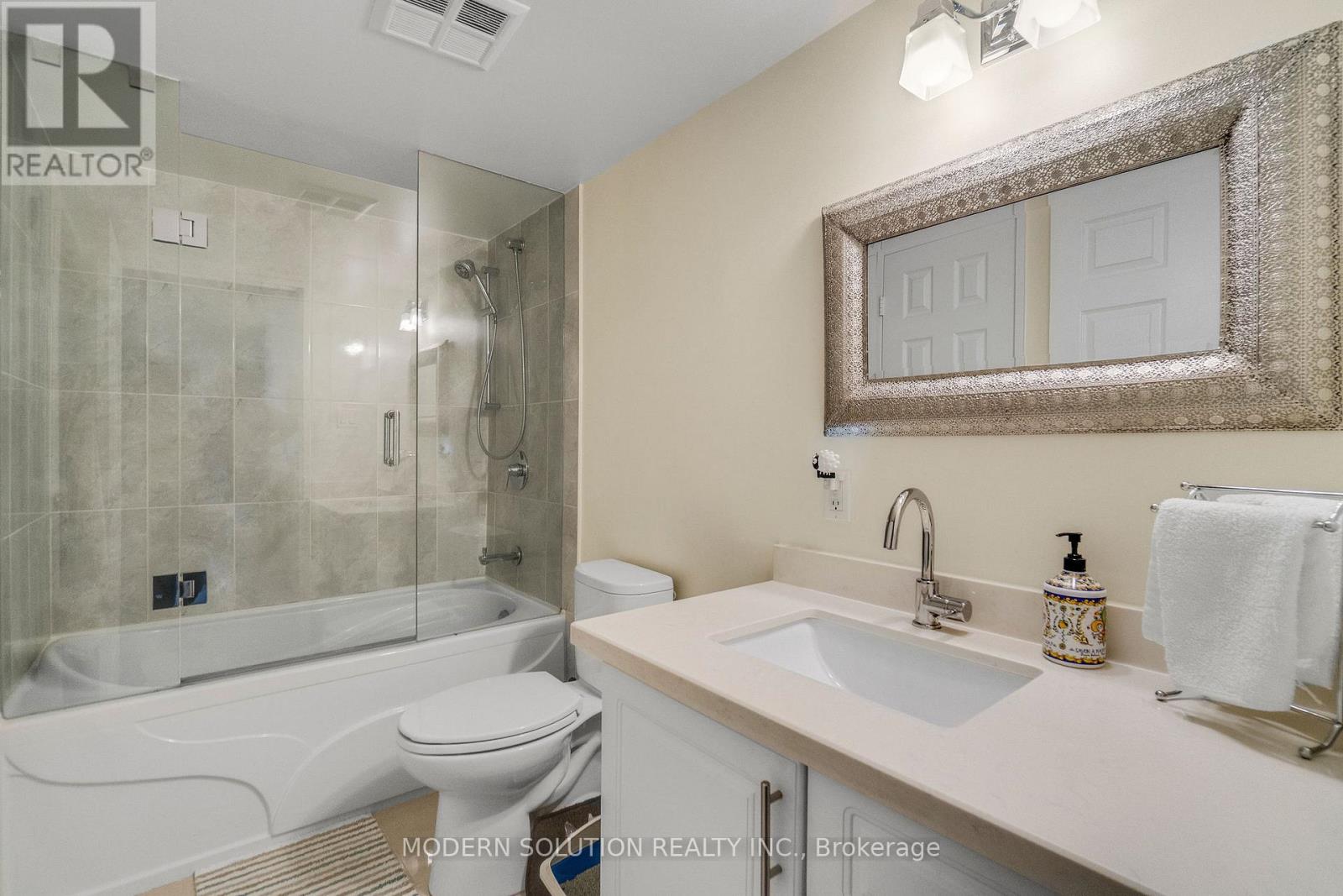Photo 15 of 102 250 Pine Grove Drive, Vaughan ON