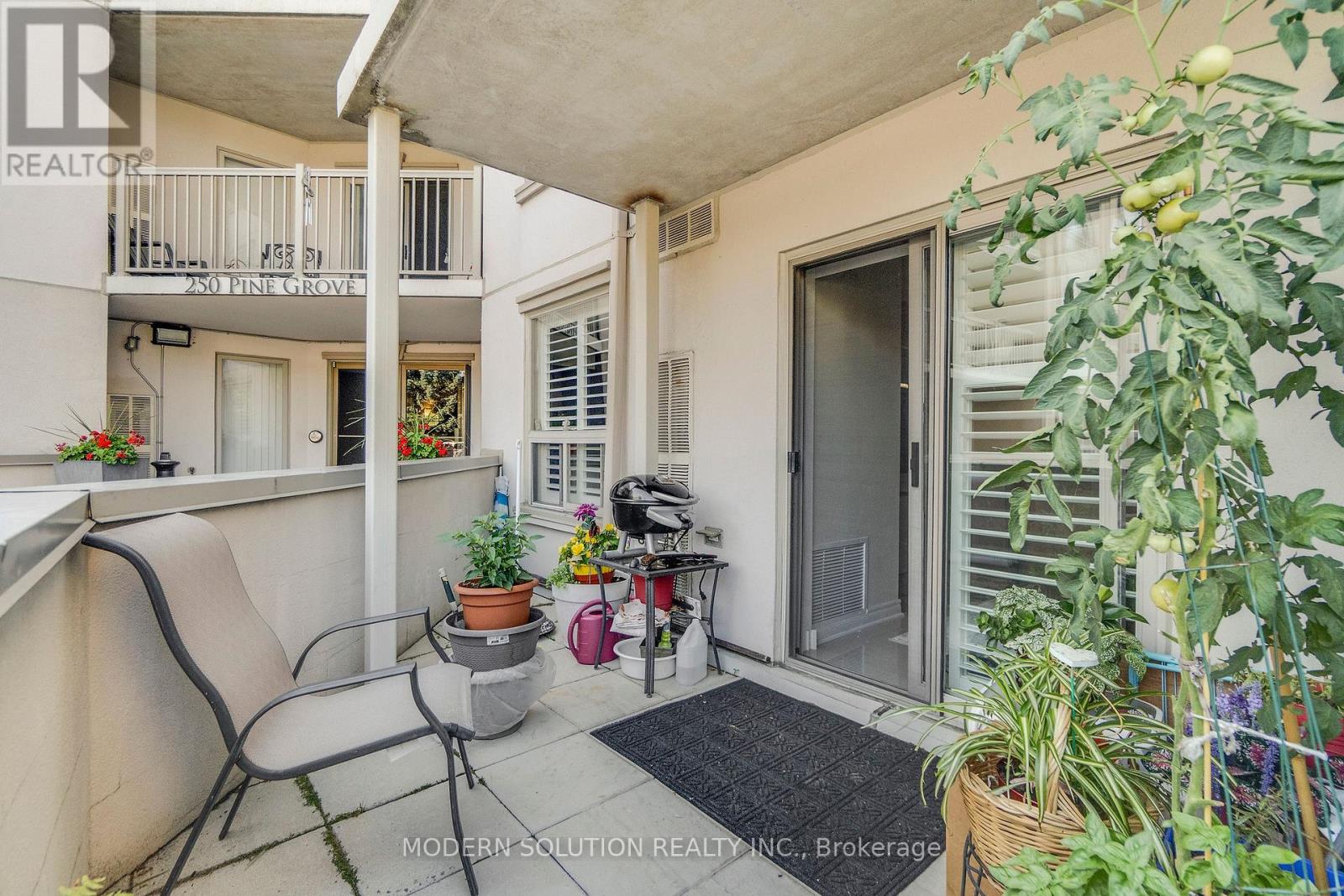 Photo 17 of 102 250 Pine Grove Drive, Vaughan ON