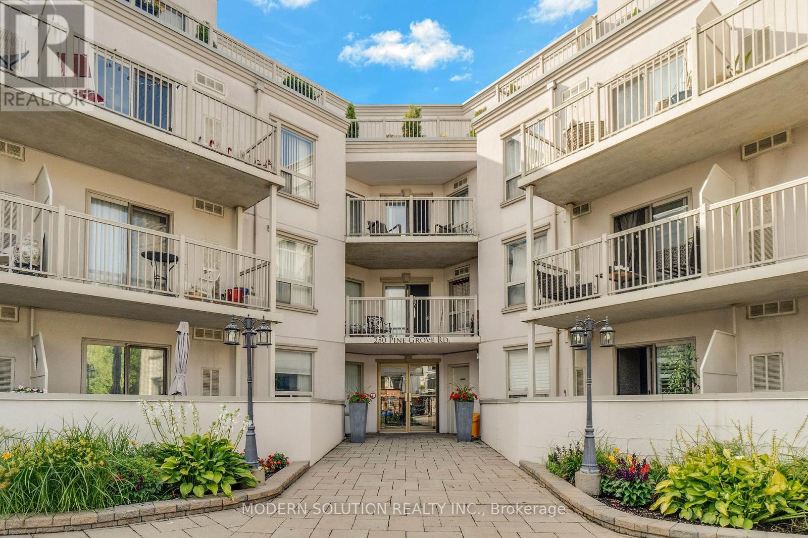 Photo 2 of 102 250 Pine Grove Drive, Vaughan ON