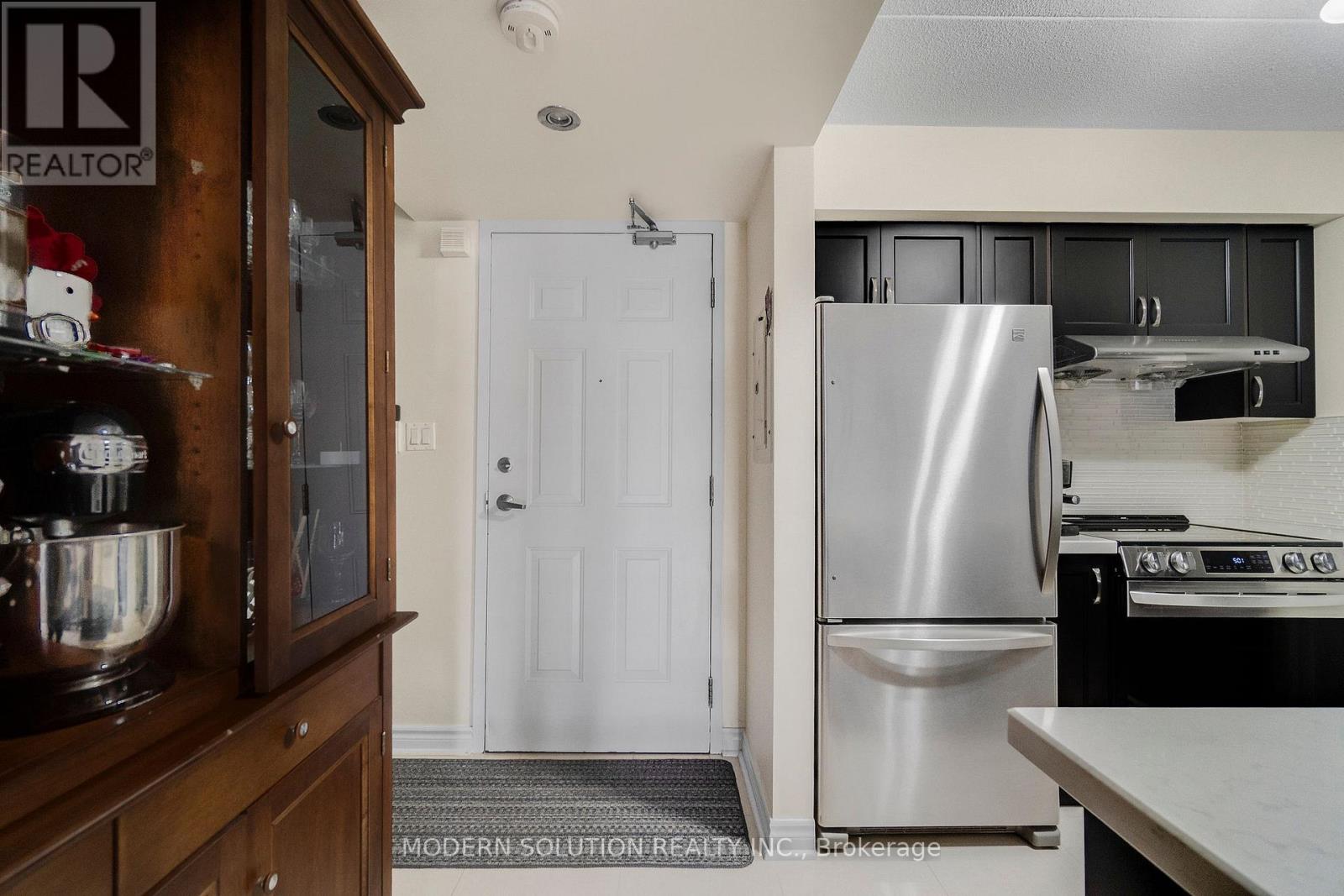 Photo 3 of 102 250 Pine Grove Drive, Vaughan ON