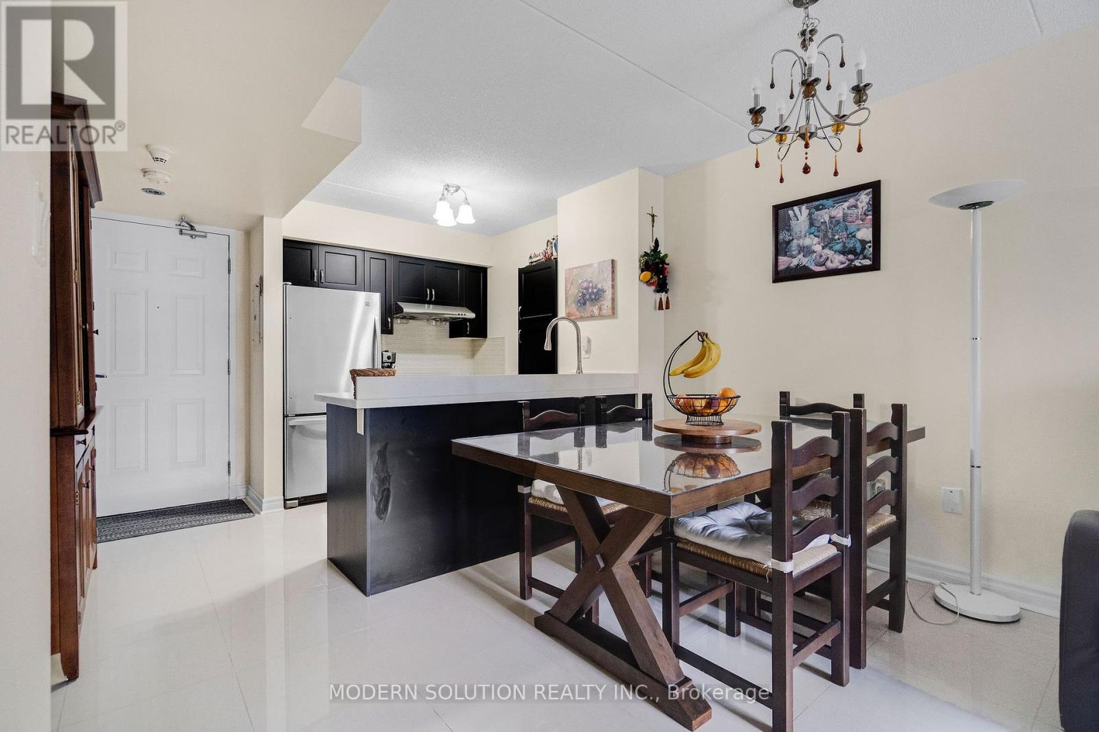 Photo 5 of 102 250 Pine Grove Drive, Vaughan ON