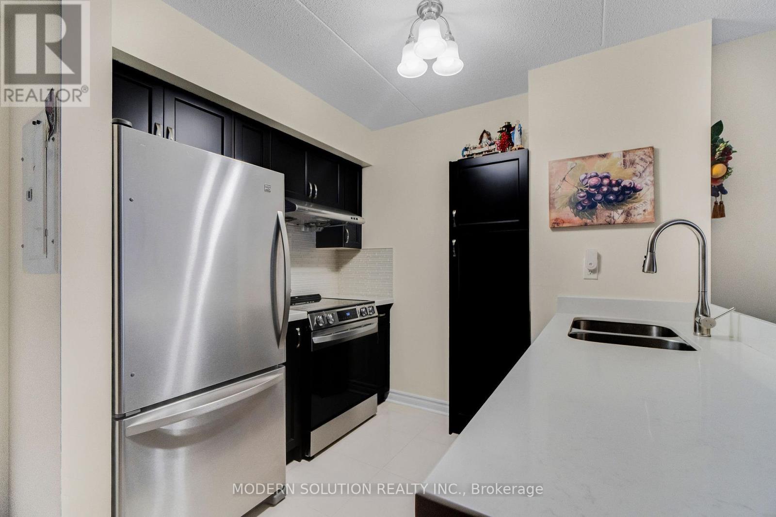 Photo 9 of 102 250 Pine Grove Drive, Vaughan ON
