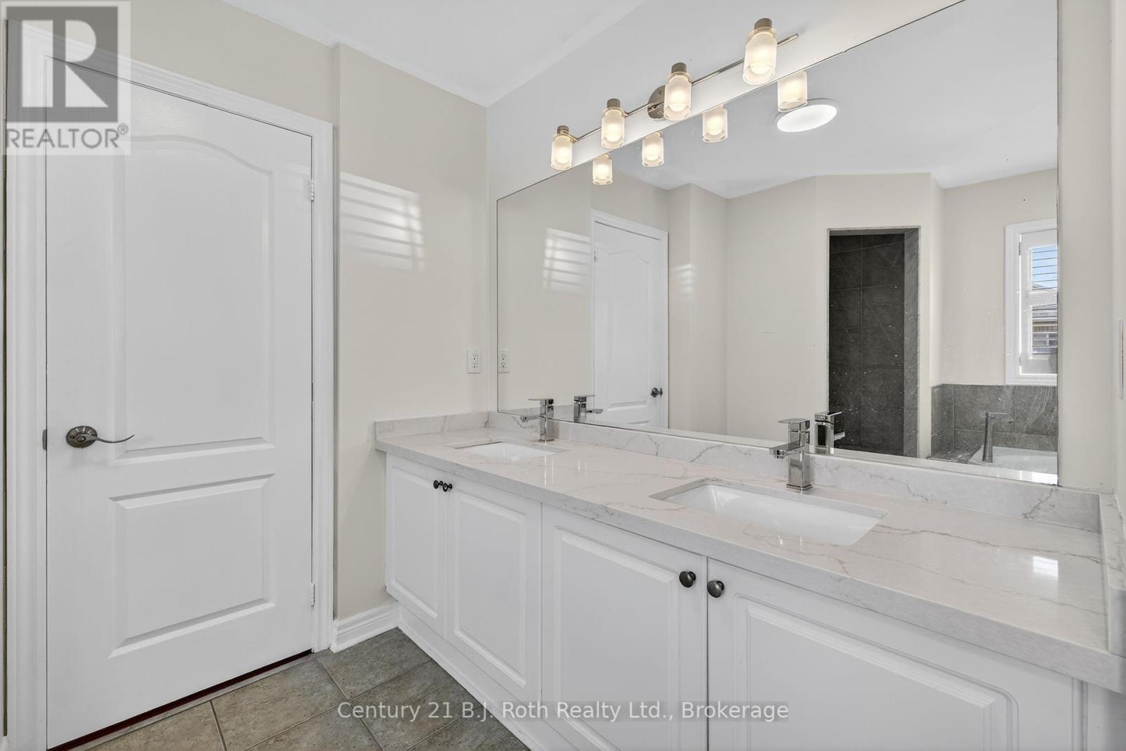 Photo 25 of 94 Destino Crescent, Vaughan ON
