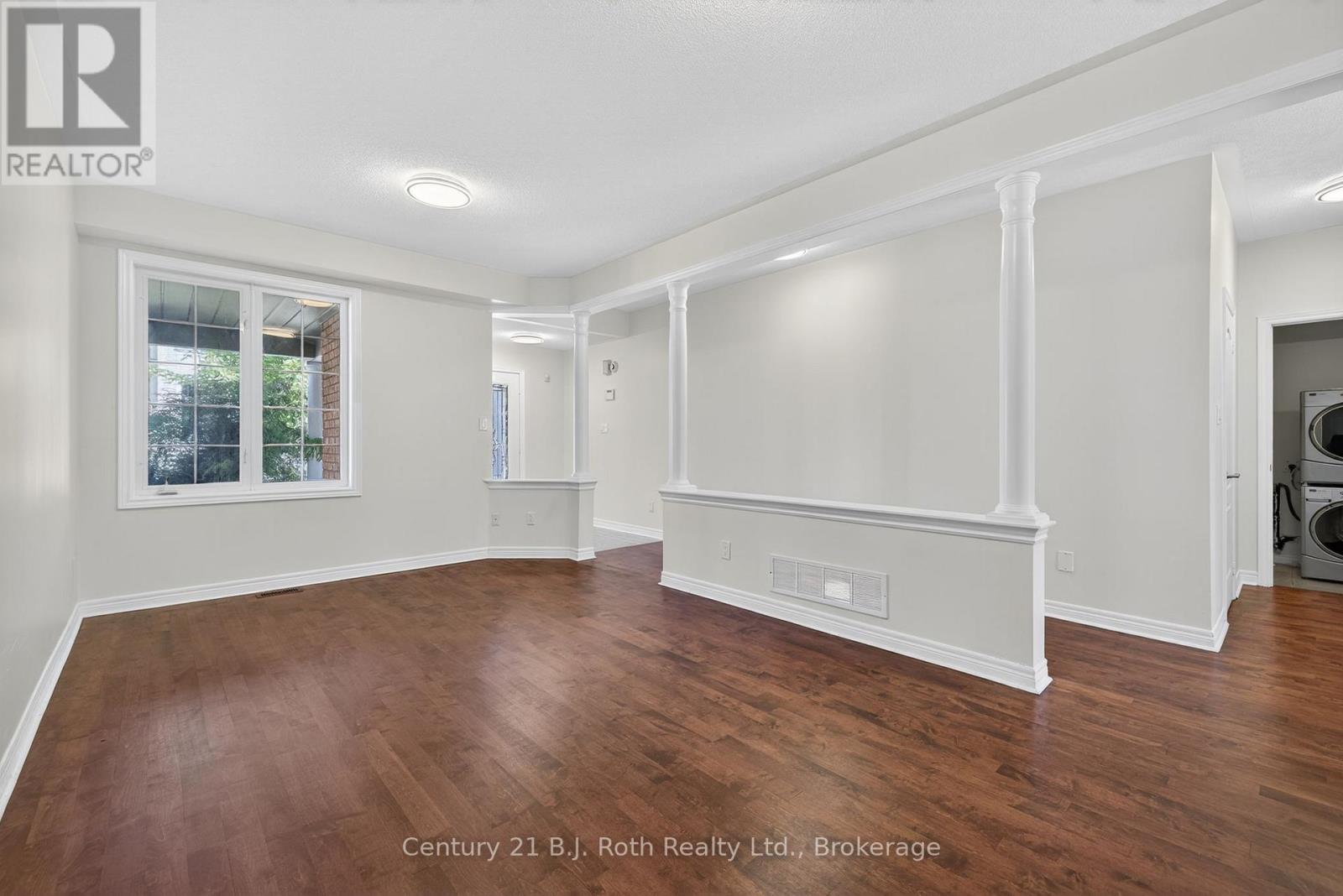 Photo 6 of 94 Destino Crescent, Vaughan ON