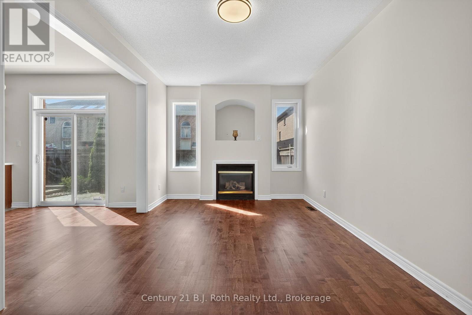 Photo 8 of 94 Destino Crescent, Vaughan ON