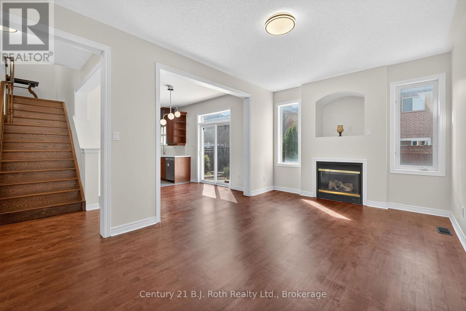 Photo 9 of 94 Destino Crescent, Vaughan ON