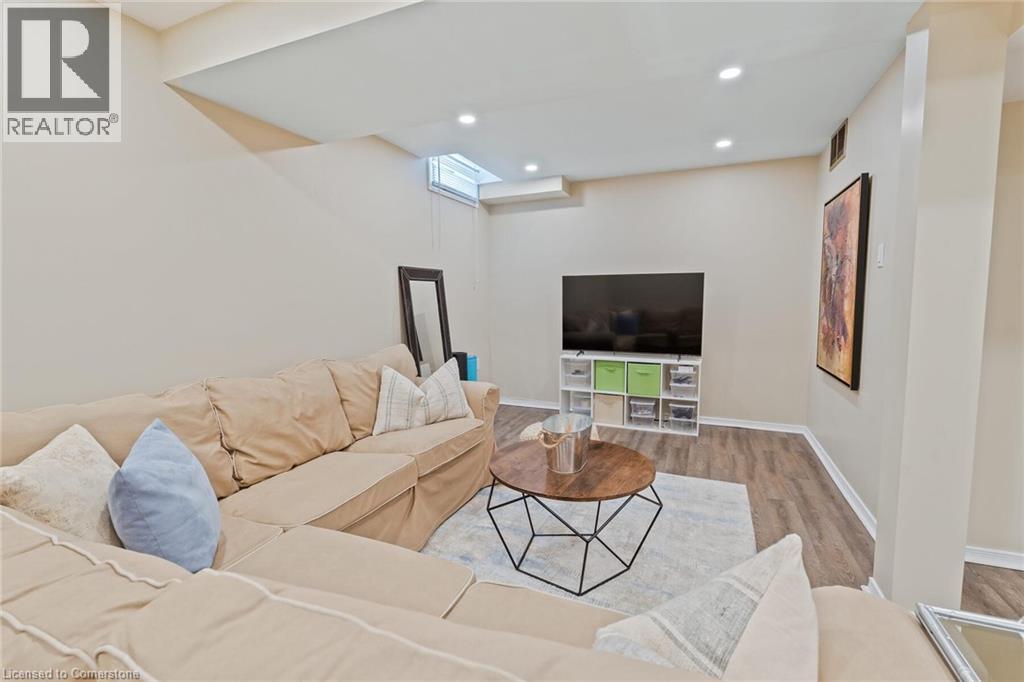 Photo 8 of 506 Taylor Crescent, Burlington ON