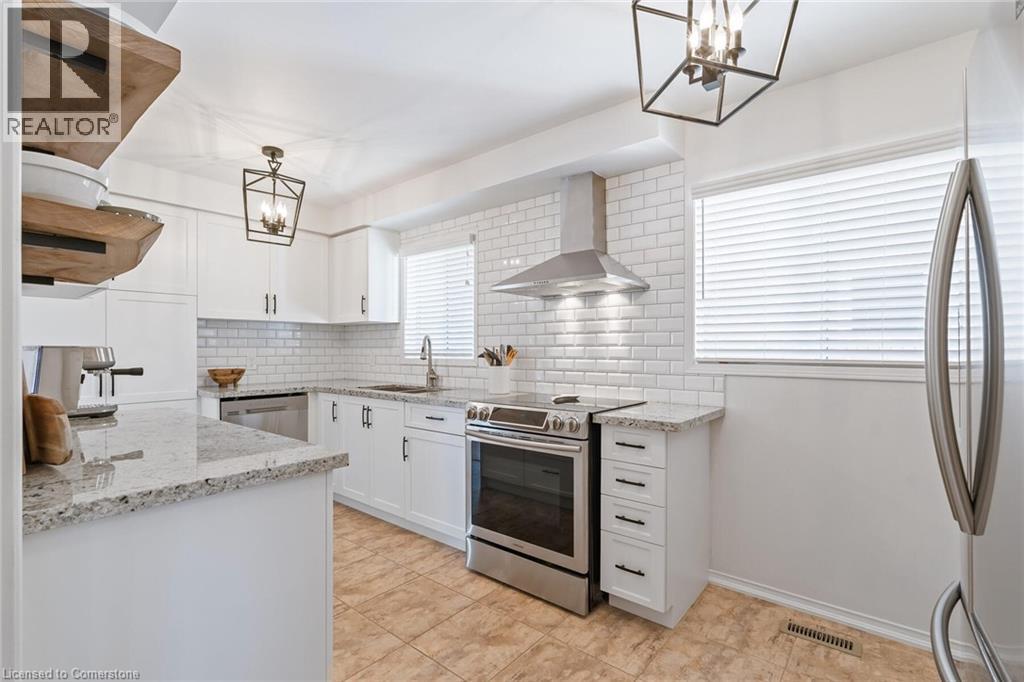 Photo 4 of 506 Taylor Crescent, Burlington ON