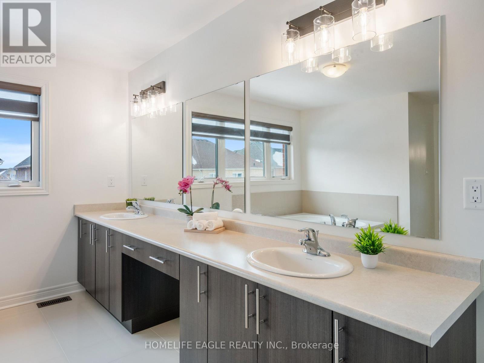 Photo 22 of 27 Scarlet Way, Bradford West Gwillimbury ON