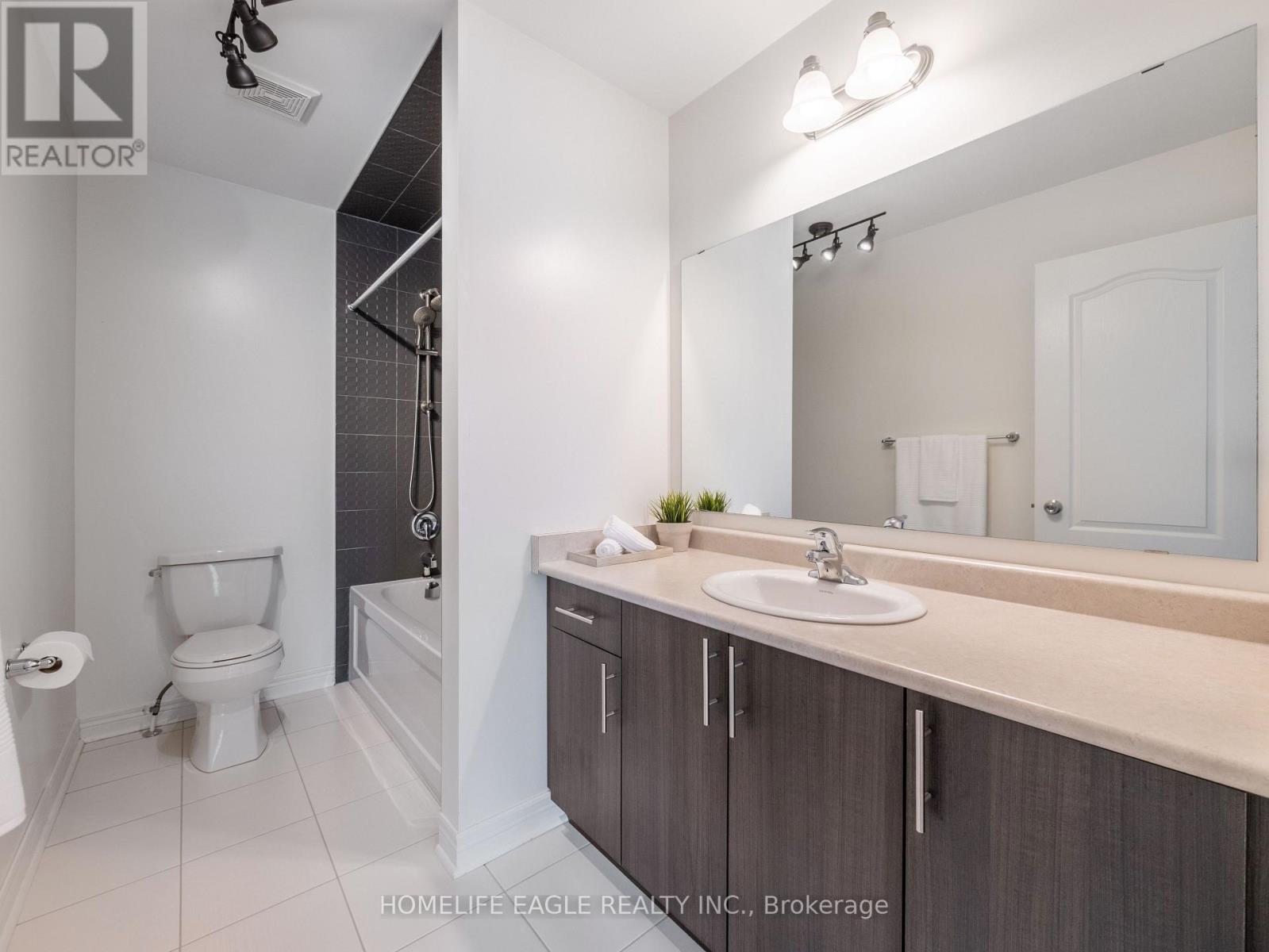 Photo 28 of 27 Scarlet Way, Bradford West Gwillimbury ON