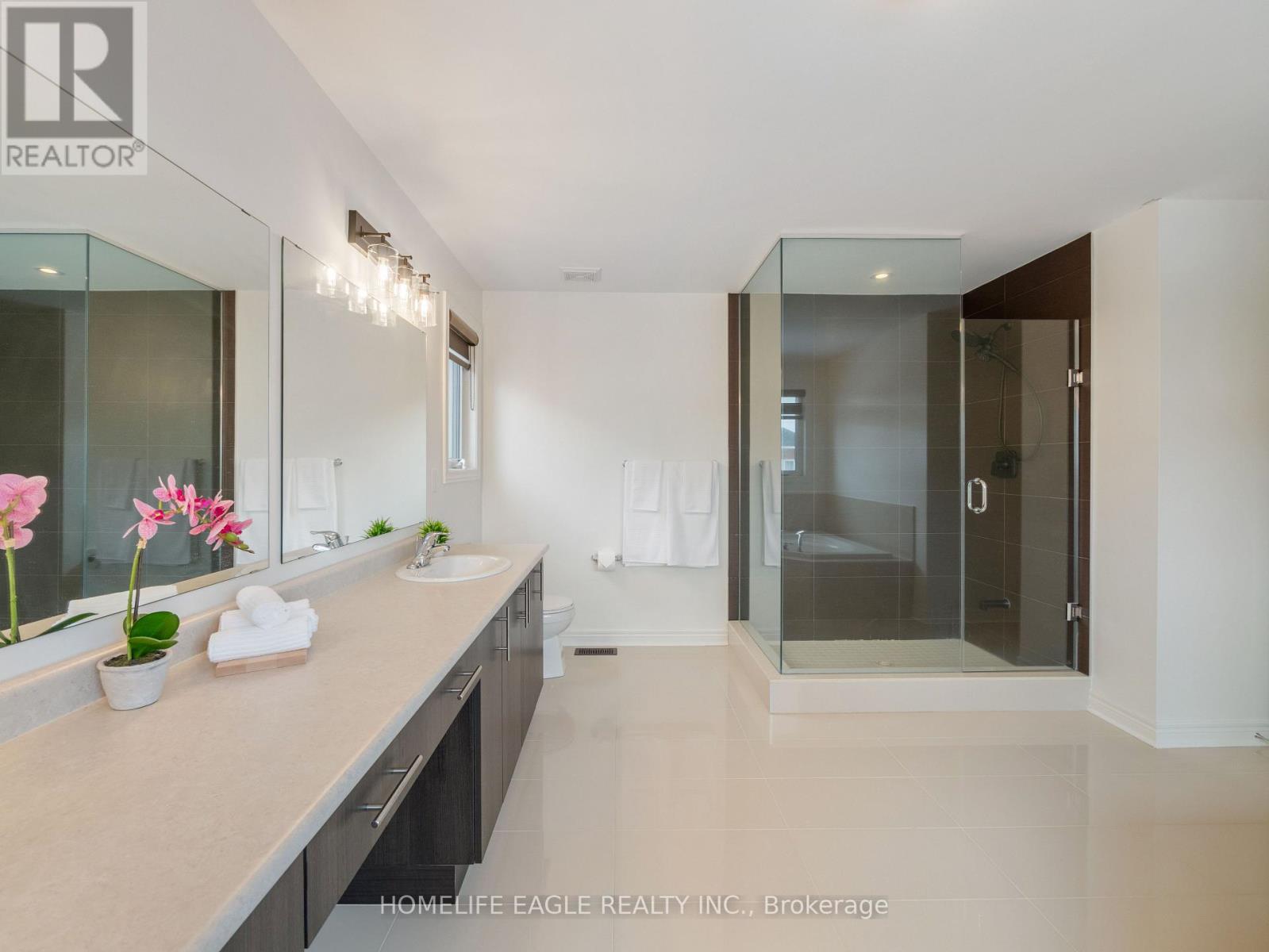 Photo 23 of 27 Scarlet Way, Bradford West Gwillimbury ON