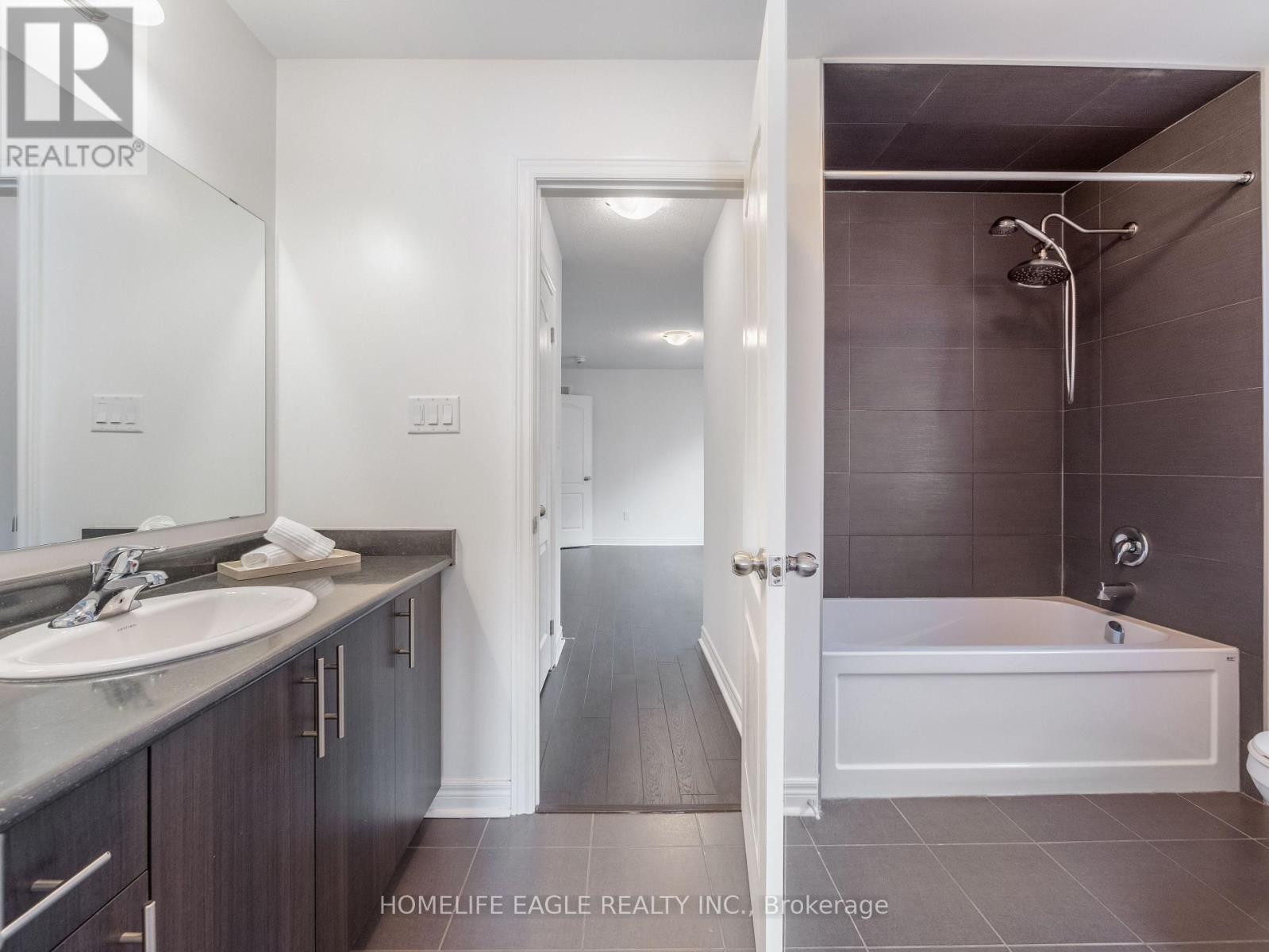 Photo 32 of 27 Scarlet Way, Bradford West Gwillimbury ON