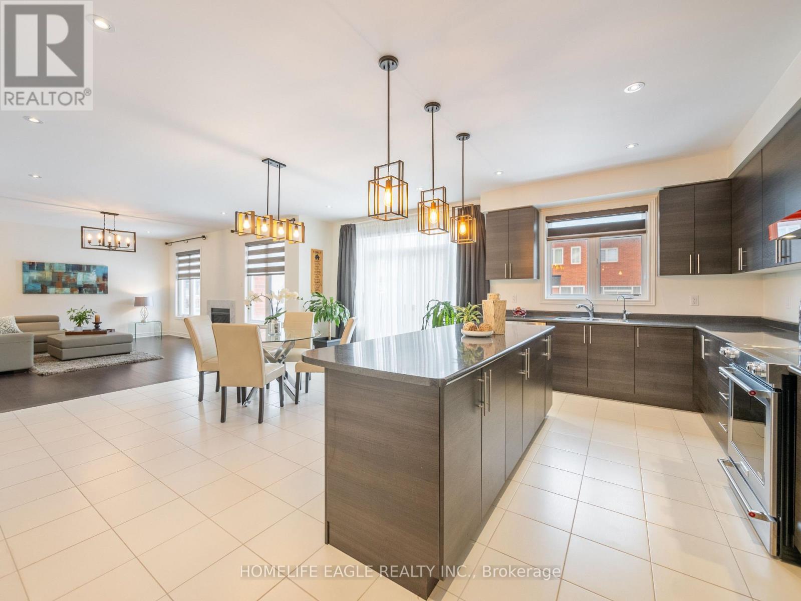 Photo 9 of 27 Scarlet Way, Bradford West Gwillimbury ON