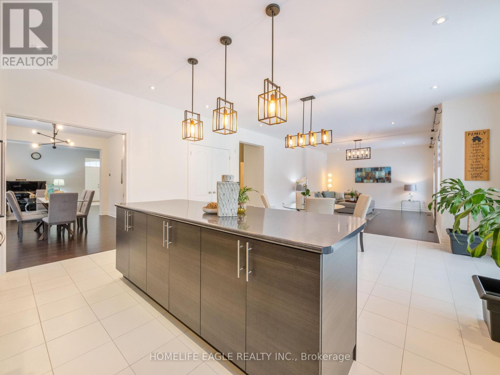 Photo 12 of 27 Scarlet Way, Bradford West Gwillimbury ON