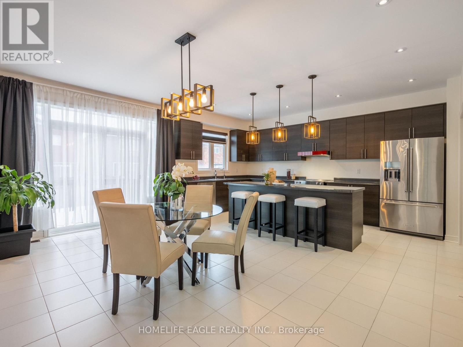 Photo 10 of 27 Scarlet Way, Bradford West Gwillimbury ON