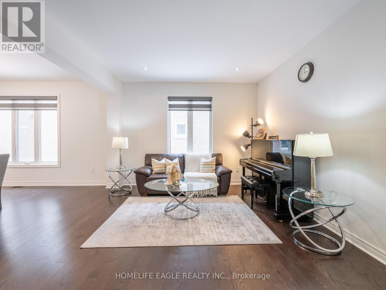 Photo 6 of 27 Scarlet Way, Bradford West Gwillimbury ON