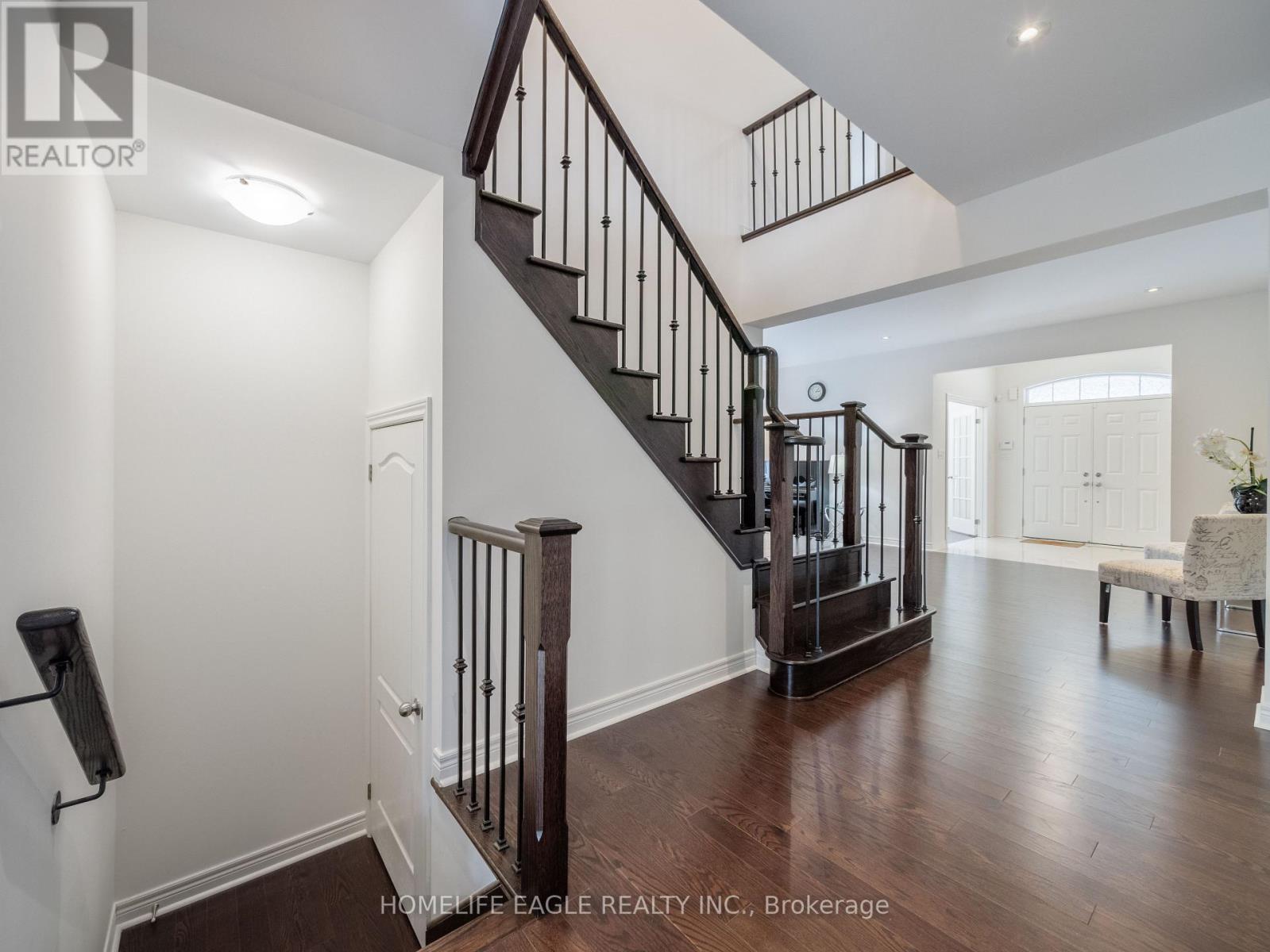 Photo 17 of 27 Scarlet Way, Bradford West Gwillimbury ON