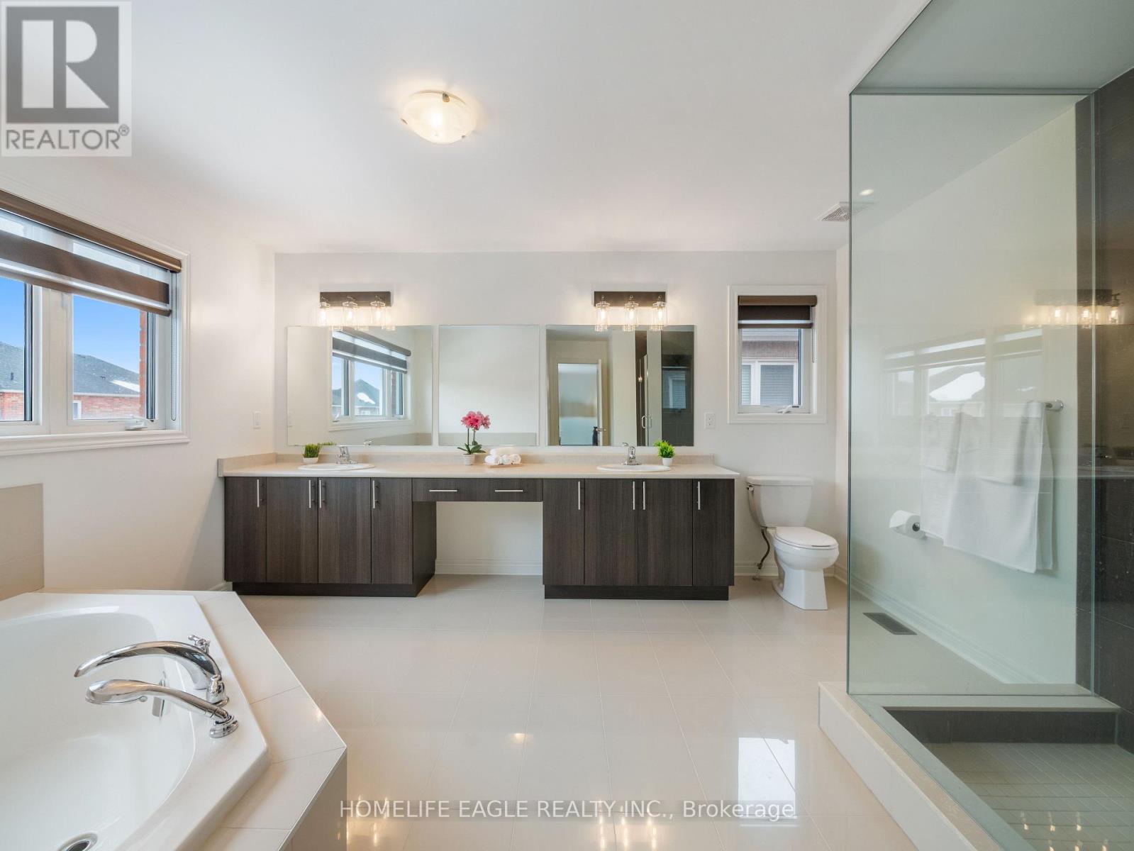 Photo 21 of 27 Scarlet Way, Bradford West Gwillimbury ON