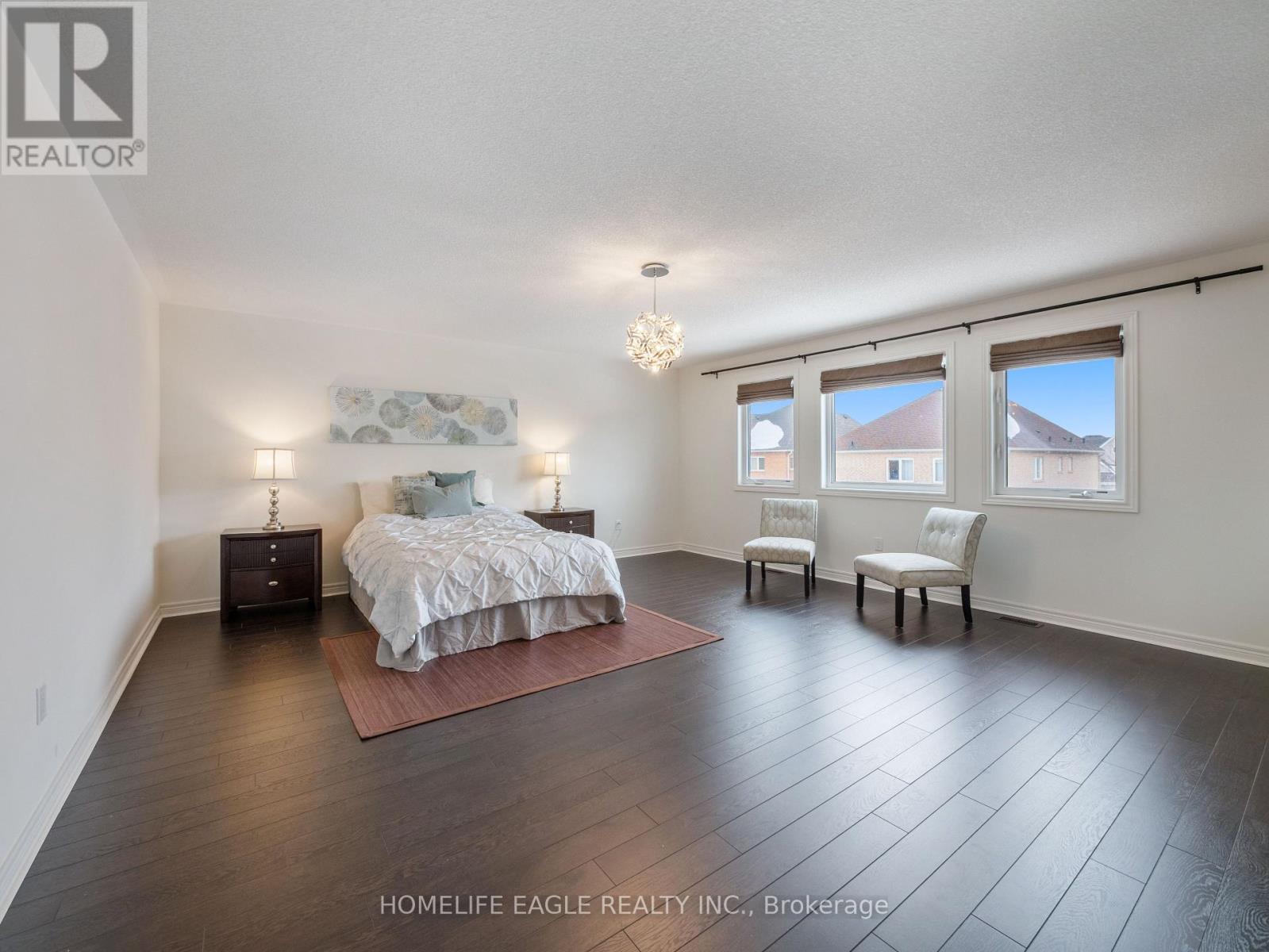 Photo 18 of 27 Scarlet Way, Bradford West Gwillimbury ON