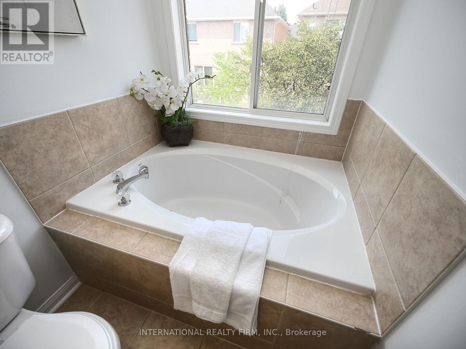 Photo 27 of 2382 Falkland Crescent, Oakville ON