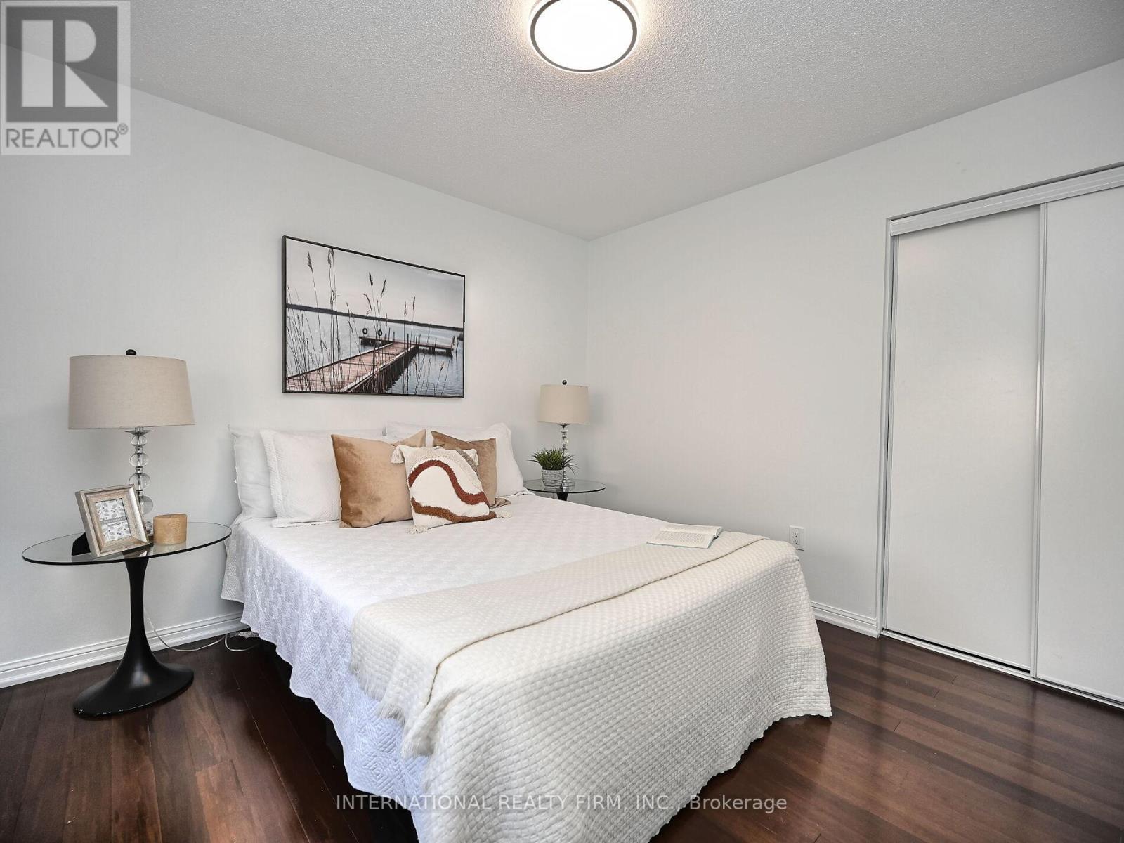 Photo 7 of 2382 Falkland Crescent, Oakville ON