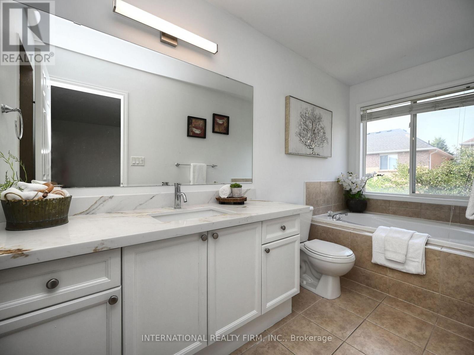 Photo 15 of 2382 Falkland Crescent, Oakville ON