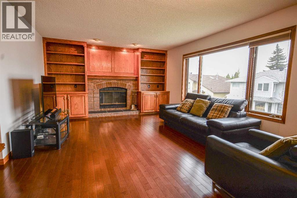 Single Family House for Sale in  Hawktree Circle NW Hawkwood Calgary 