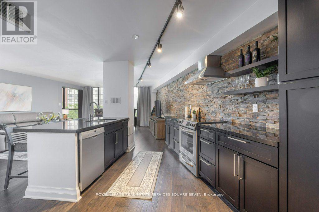 Photo 18 of 705 4235 Sherwoodtowne Boulevard, Mississauga ON