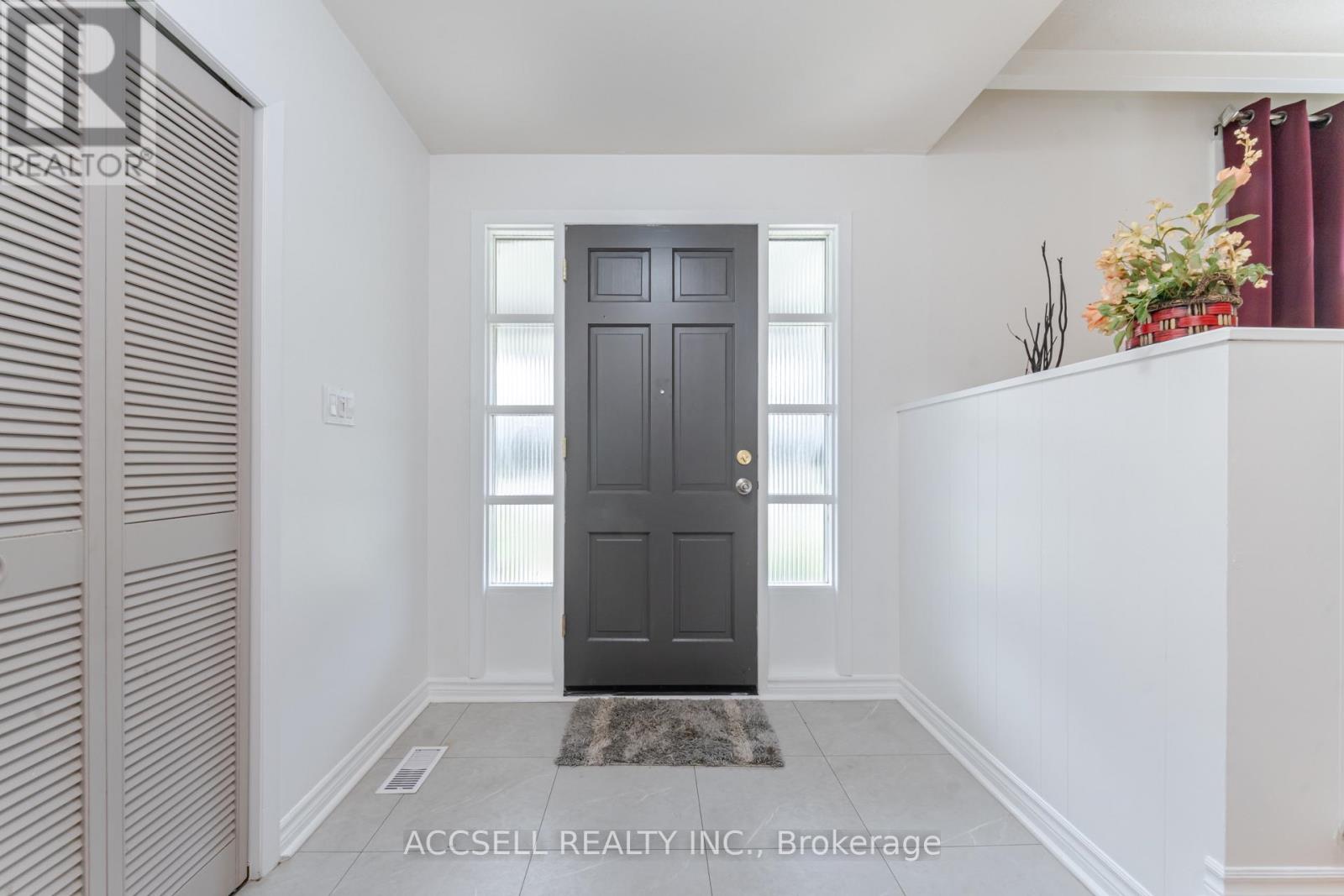 Photo 2 of 4 Tanner Circle, St Catharines ON