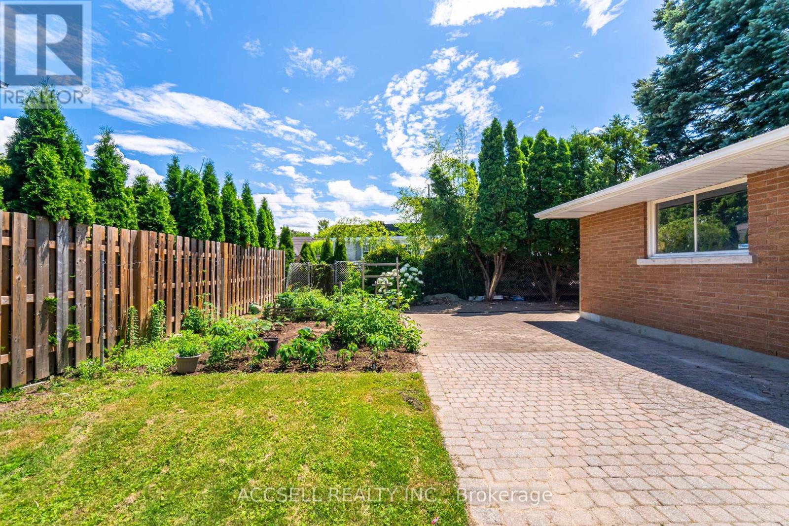 Photo 1 of 4 Tanner Circle, St Catharines ON