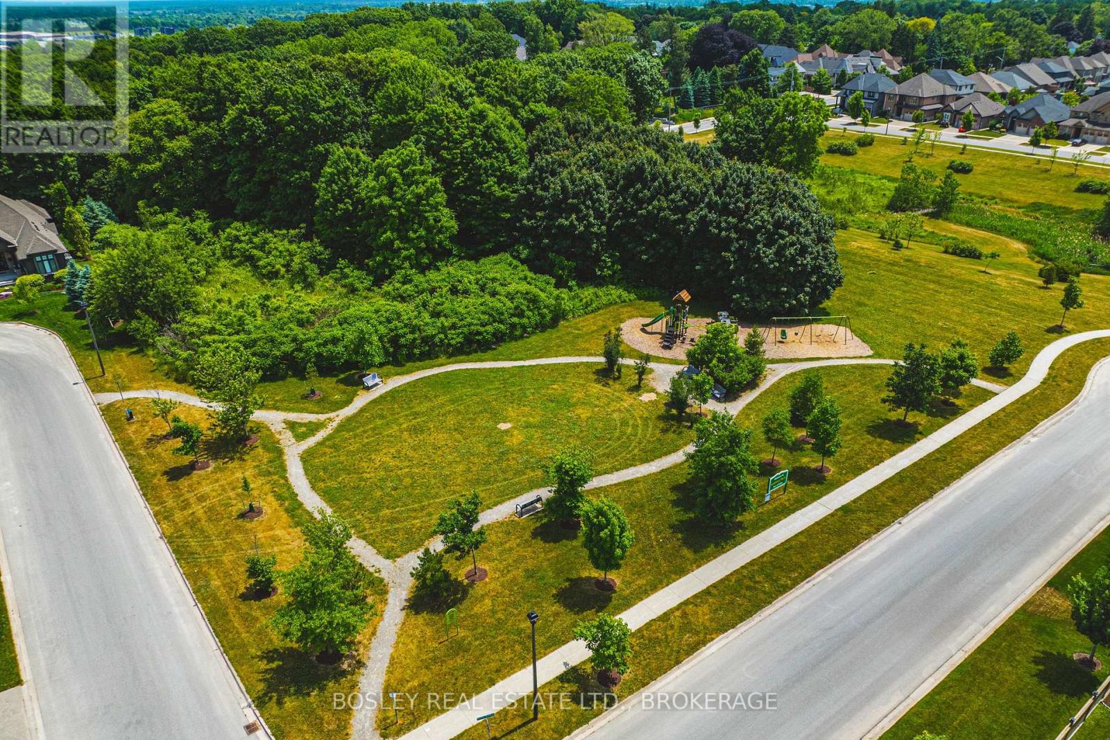 Photo 16 of 32 Philmori Boulevard, Pelham ON
