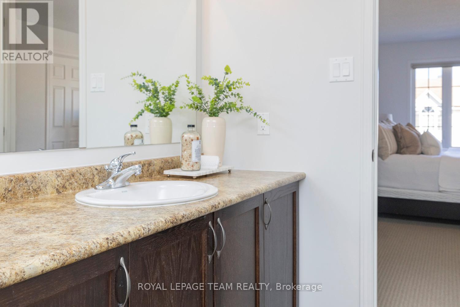 Photo 17 of 209 Macoun Circle, Ottawa ON