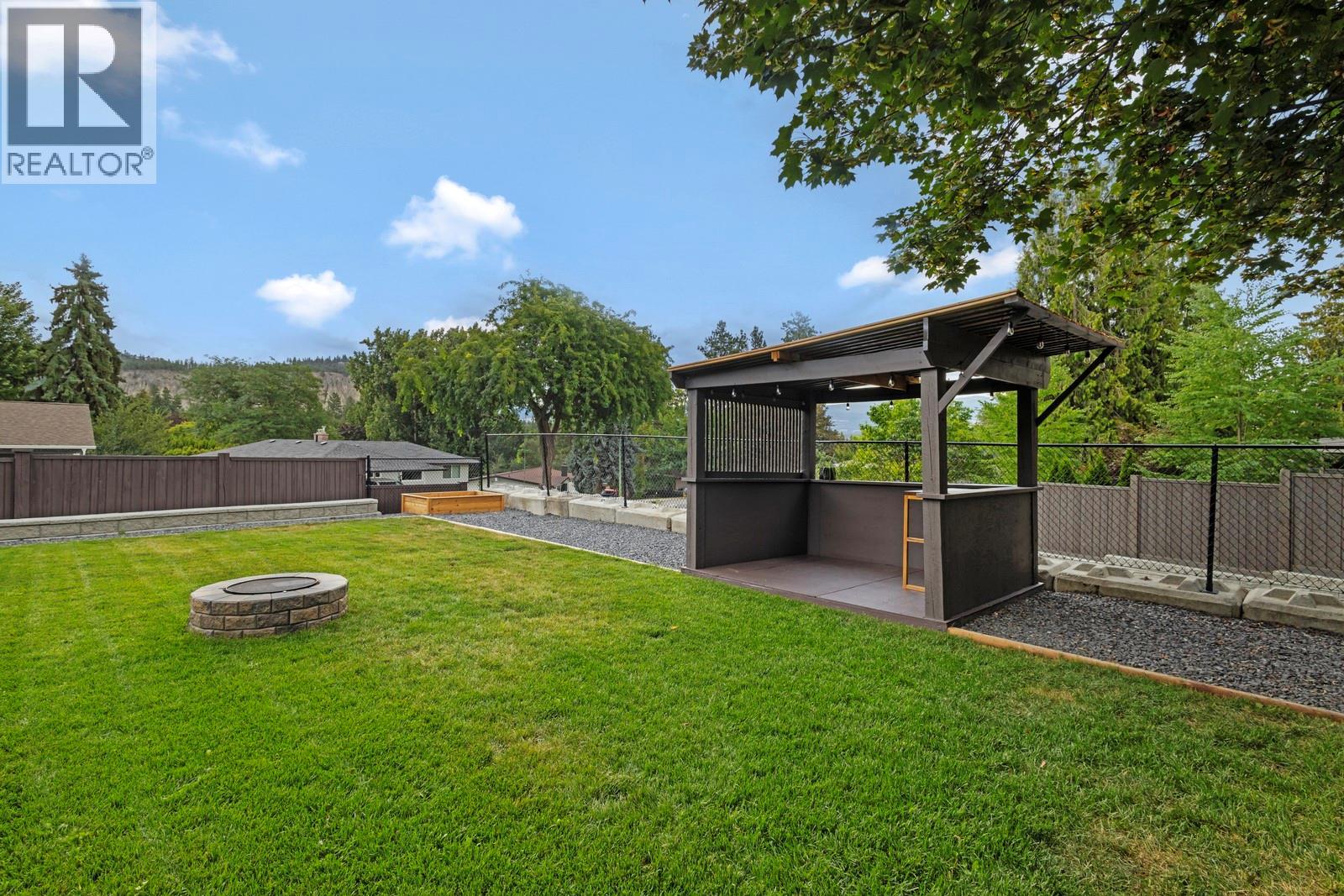 Photo 6 of 1552 Pinehurst Crescent, Kelowna BC