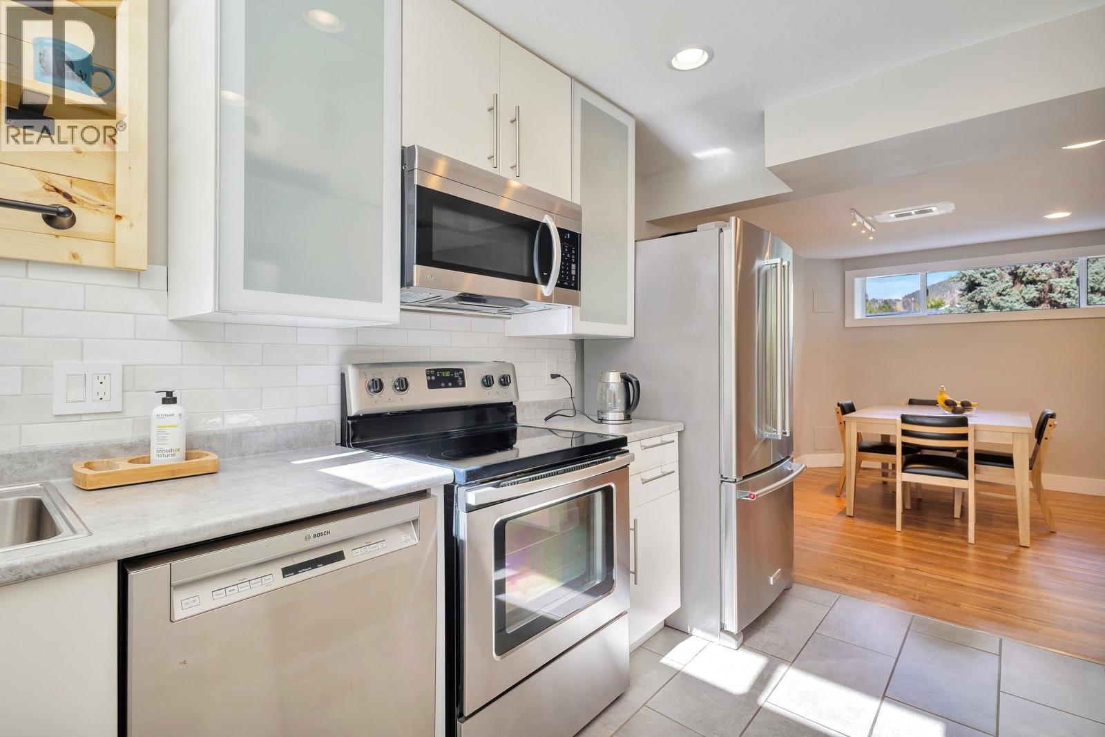 Photo 2 of 1552 Pinehurst Crescent, Kelowna BC