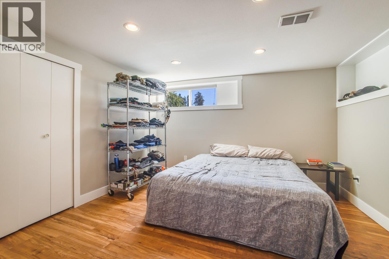 Photo 3 of 1552 Pinehurst Crescent, Kelowna BC