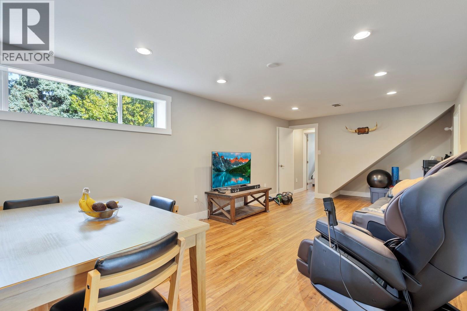Photo 5 of 1552 Pinehurst Crescent, Kelowna BC