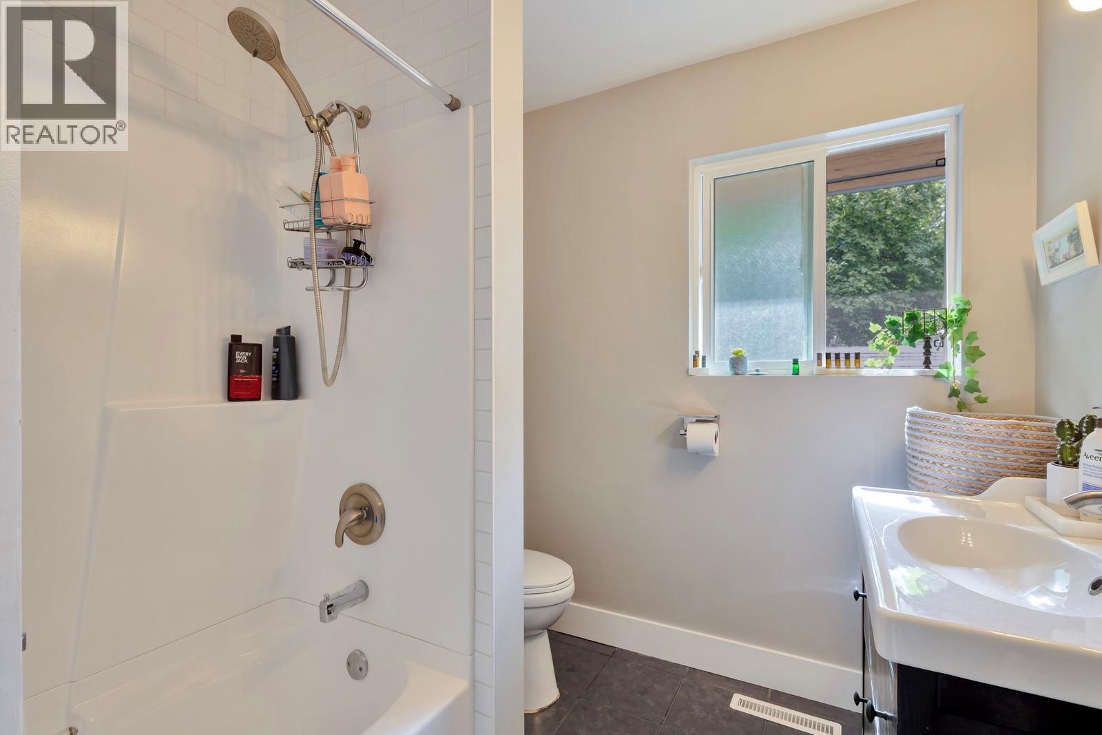 Photo 13 of 1552 Pinehurst Crescent, Kelowna BC