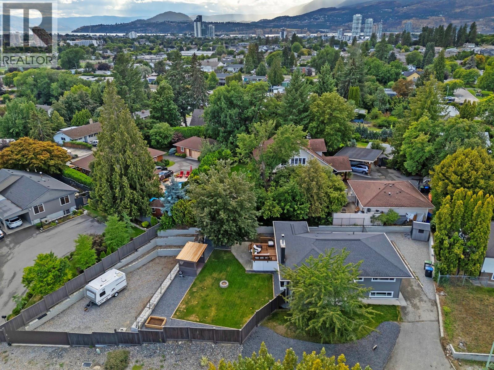 Photo 8 of 1552 Pinehurst Crescent, Kelowna BC