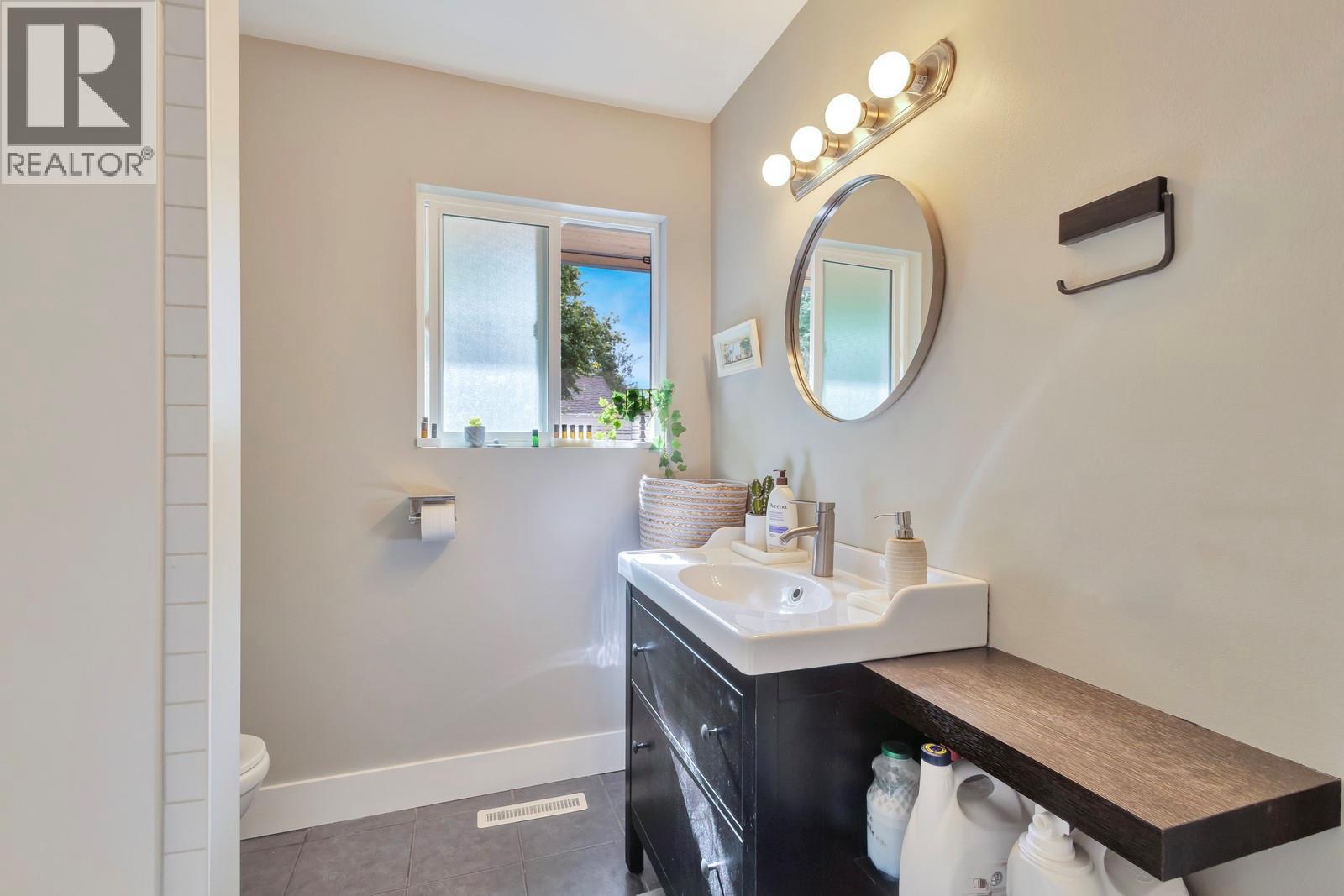 Photo 25 of 1552 Pinehurst Crescent, Kelowna BC