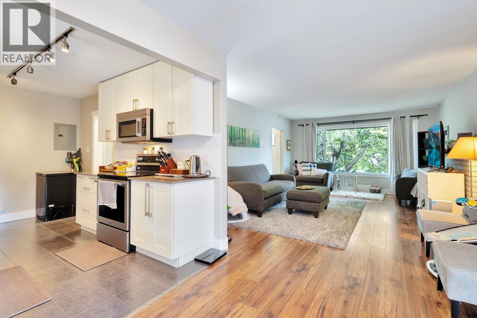 Photo 1 of 1552 Pinehurst Crescent, Kelowna BC