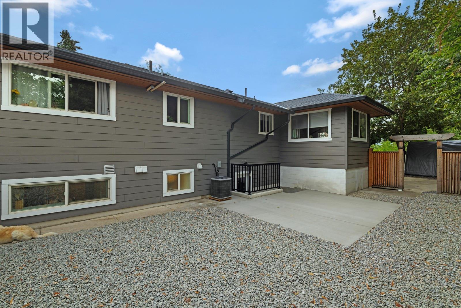 Photo 11 of 1552 Pinehurst Crescent, Kelowna BC
